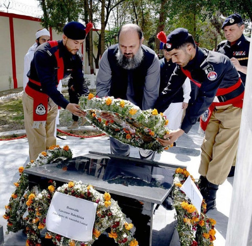chief minister balochistan mir jam kamal khan laying floral wreath on yadahar e shuhda at police lines photo app chief minister balochistan mir jam kamal khan laying floral wreath on yadahar e shuhda at police lines photo app