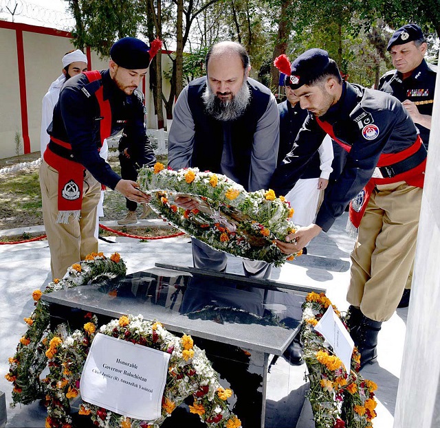 chief minister balochistan mir jam kamal khan laying floral wreath on yadahar e shuhda at police lines photo app