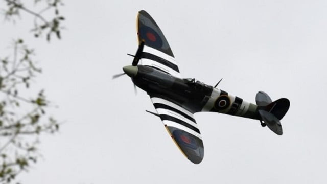the 76 year old plane is due to take off from goodwood aerodrome in england for a four month 43 500 kilometre 27 000 mile adventure westwards around the globe photo afp the 76 year old plane is due to take off from goodwood aerodrome in england for a four month 43 500 kilometre 27 000 mile adventure westwards around the globe photo afp