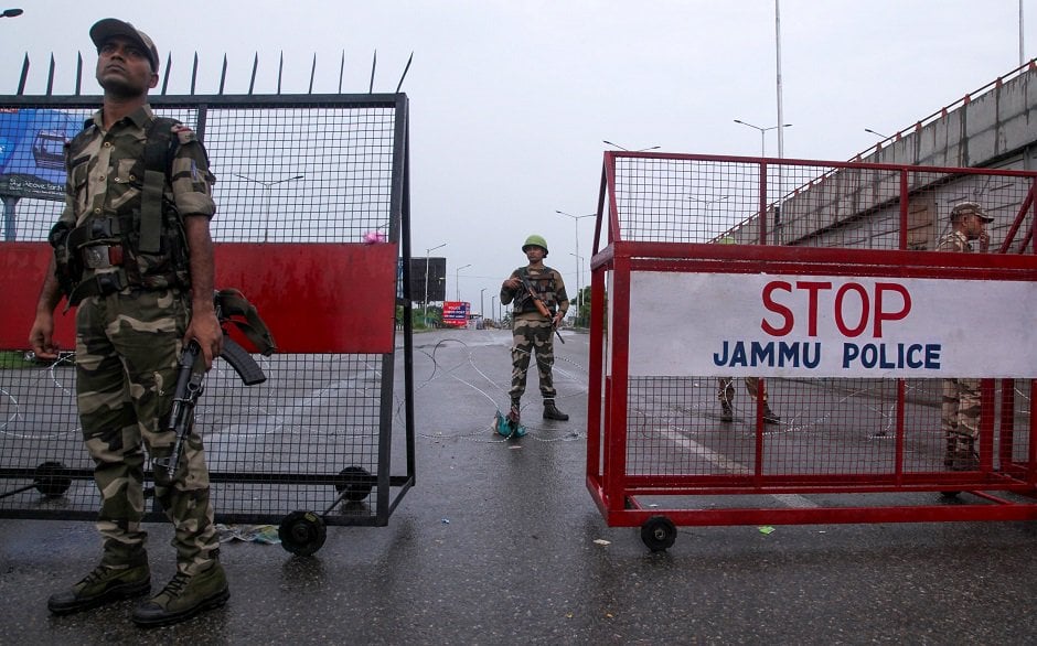 security personnel stand guard at a roadblock in jammu on august 7 2019 photo afp