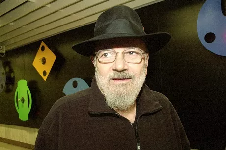 greek sculptor takis is seen at an athens 039 metro station during the opening of his exhibition in athens greece january 29 2001 photo reuters greek sculptor takis is seen at an athens 039 metro station during the opening of his exhibition in athens greece january 29 2001 photo reuters