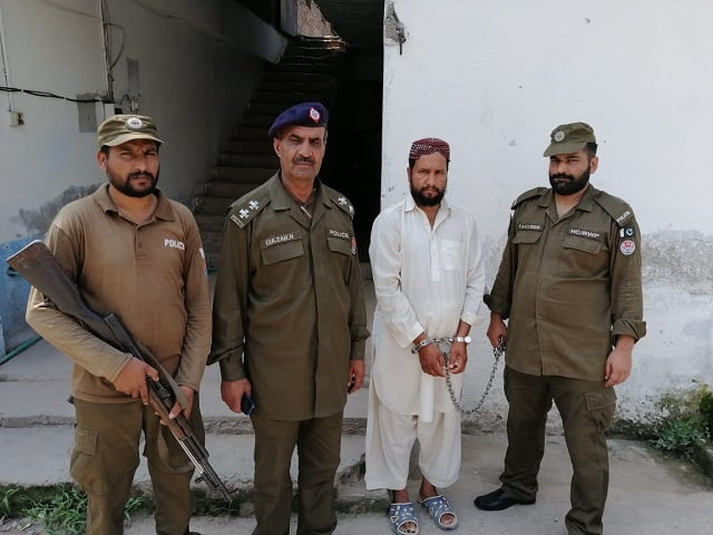 the accused is photographed with police personnel photo express the accused is photographed with police personnel photo express