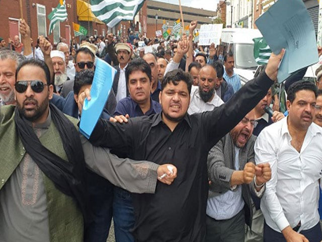 hundreds of pakistanis and kashmiris in the uk chanted anti india and pro freedom slogans photo express hundreds of pakistanis and kashmiris in the uk chanted anti india and pro freedom slogans photo express