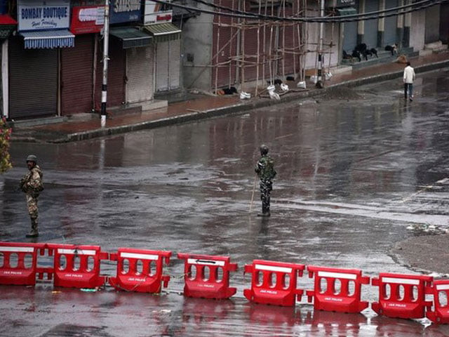 indian security force personnel stand guard in a deserted street during restrictions after india scrapped special status for iok august 8 2019 photo reuters indian security force personnel stand guard in a deserted street during restrictions after india scrapped special status for iok august 8 2019 photo reuters