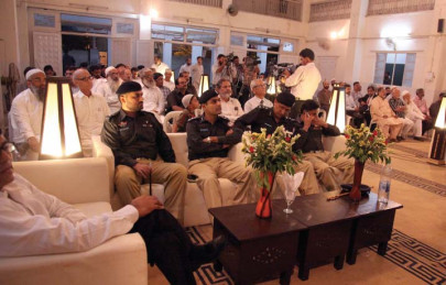 top cop hands karachi s businessmen touchme touchme touch to criticism top cop hands karachi s businessmen touchme touchme touch to criticism