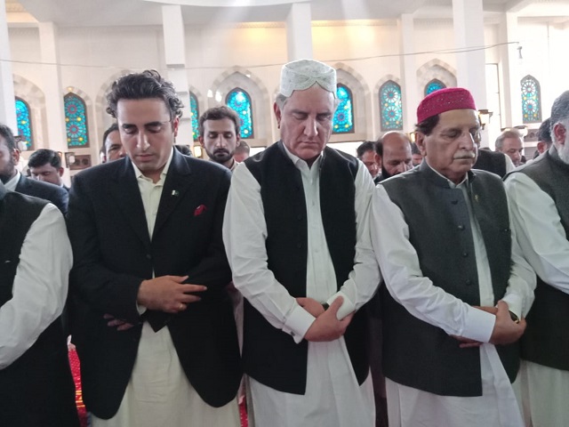 foreign minister shah mahmood qureshi and ppp chairman bilawal bhutto zardari offer eidul azha prayers in azad jammu amp kashmir ajk photo twitter smqureshipti