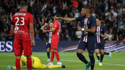 psg start title defence with win fans vent fury at neymar psg start title defence with win fans vent fury at neymar