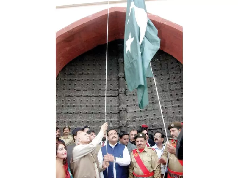 punjab chief minister sardar usman buzdar and punjab governor chaudhry muhammad sarwar hoist the national flag at the alamgiri gate of shahi qila in lahore photo express punjab chief minister sardar usman buzdar and punjab governor chaudhry muhammad sarwar hoist the national flag at the alamgiri gate of shahi qila in lahore photo express