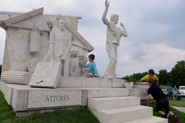 a monument in sopron on the hungarian border with austria commemorates the 1989 quot pan european picnic quot during which at least 600 east germans crossed the border and escaped to the west photo afp a monument in sopron on the hungarian border with austria commemorates the 1989 quot pan european picnic quot during which at least 600 east germans crossed the border and escaped to the west photo afp