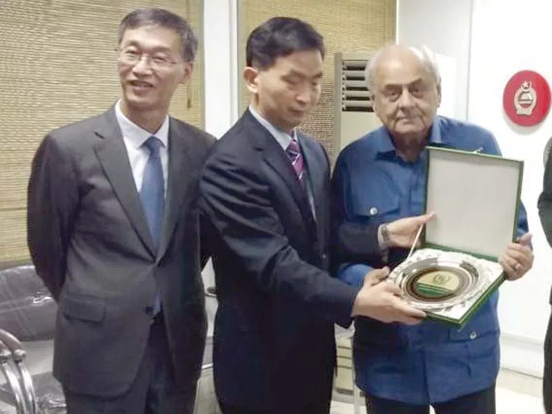 minister of interior presents a token of appreciation to chinese delegation photo express minister of interior presents a token of appreciation to chinese delegation photo express
