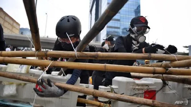 protesters build barriers as they block a road in hong kong 039 s kowloon bay photo afp protesters build barriers as they block a road in hong kong 039 s kowloon bay photo afp