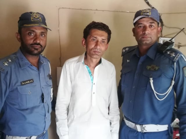 accused fawad in custody of traffic wardens photo express accused fawad in custody of traffic wardens photo express