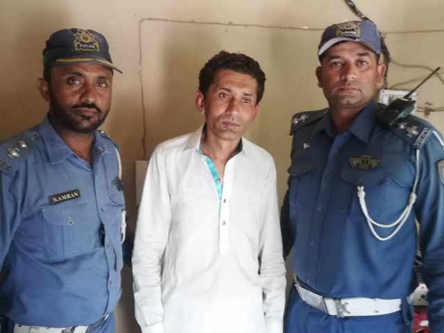 accused fawad in custody of traffic wardens photo express