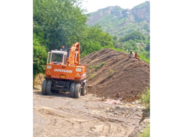 work in progress on the left embankment of the khanpur canal photo express work in progress on the left embankment of the khanpur canal photo express