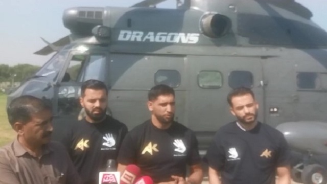 boxer amir khan visits loc to rally support for kashmiris
