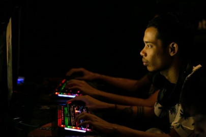 armed with smartphones myanmar e sports players battle power outages armed with smartphones myanmar e sports players battle power outages