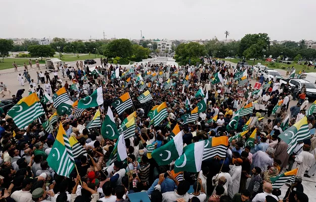 people carry pakistan 039 s and azad kashmir 039 s flags and chant slogans during a countrywide 039 kashmir hour 039 to express solidarity with the people of kashmir observing a call by prime minister imran khan at the mausoleum of muhammad ali jinnah in karachi photo reuters