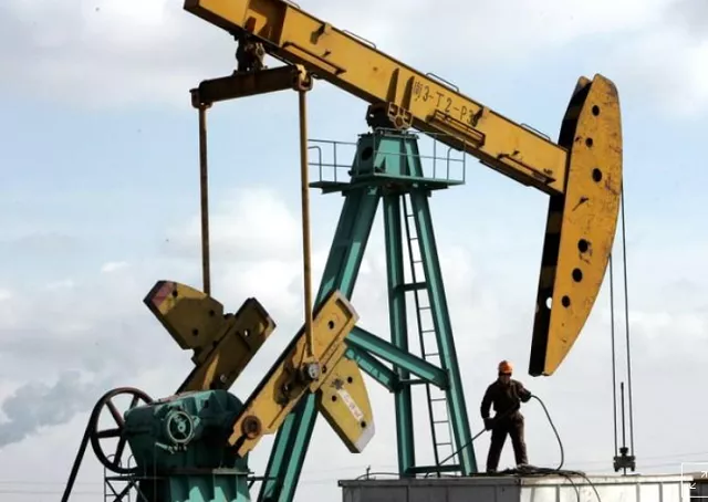 a chinese man works at a pump jack in petrochina 039 s daqing oil field in china 039 s northeastern heilongjiang province photo reuters a chinese man works at a pump jack in petrochina 039 s daqing oil field in china 039 s northeastern heilongjiang province photo reuters