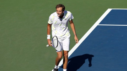 medvedev shows middle finger to us open crowd