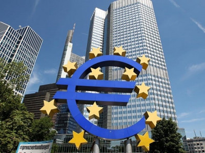 ecb sees risks to euro zone growth ecb sees risks to euro zone growth