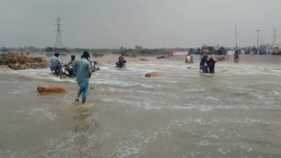 korangi causeway flooded after rain spell in karachi korangi causeway flooded after rain spell in karachi