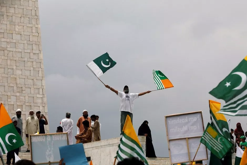 a man waves pakistan 039 s and azad kashmir 039 s flags during a countrywide 039 kashmir hour 039 to express solidarity with the people of kashmir photo reuters a man waves pakistan 039 s and azad kashmir 039 s flags during a countrywide 039 kashmir hour 039 to express solidarity with the people of kashmir photo reuters