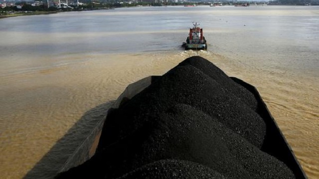 a tug boat pulls a coal barge along the mahakam river in samarinda east kalimantan province indonesia march 2 2016 photo reuters