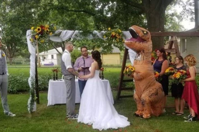 bridesmaid dons t rex costume for sister s wedding bridesmaid dons t rex costume for sister s wedding