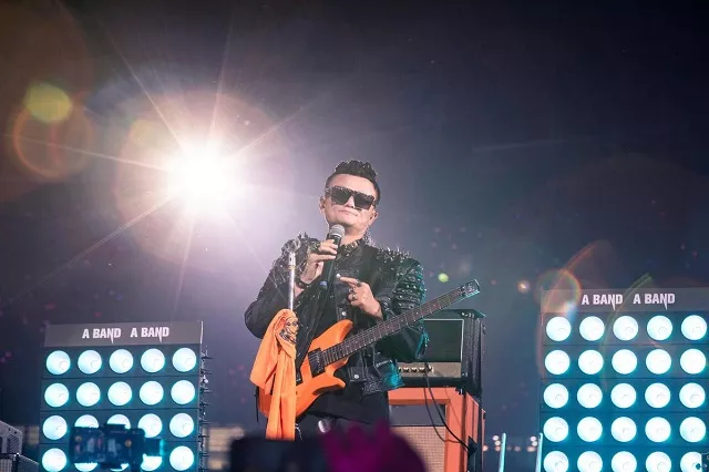 a tearful jack ma formally left alibaba baba n on tuesday donning a guitar and a rock star wig at an event for thousands of employees of the e commerce giant he founded 20 years ago photo reuters a tearful jack ma formally left alibaba baba n on tuesday donning a guitar and a rock star wig at an event for thousands of employees of the e commerce giant he founded 20 years ago photo reuters