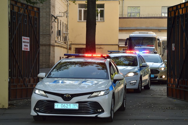 a police convoy escort two buses with tinted windows leaving the high security prison of lefortovo in moscow as a long awaited exchange of prisoners between moscow and kiev has begun today photo afp