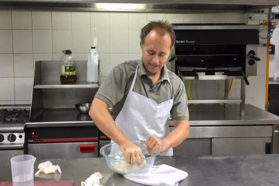 thomas drew learns how to make daal and roti in pakistan