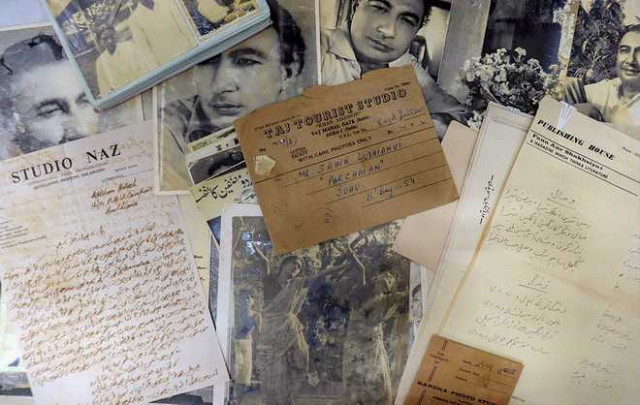 sahir ludhianvi 039 s hand written notes letters and poems along with photographs photo courtesy press trust of india sahir ludhianvi 039 s hand written notes letters and poems along with photographs photo courtesy press trust of india
