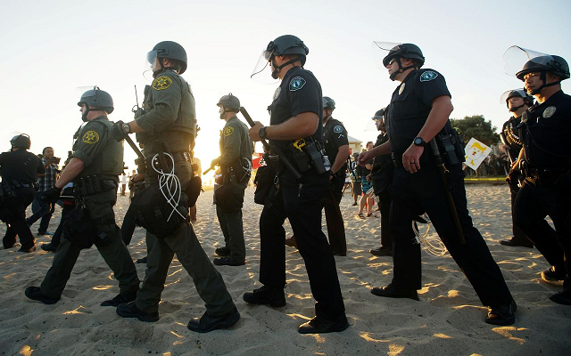 police officers separate demonstators during an america first rally in laguna beach california us august 20 2017 photo reuters police officers separate demonstators during an america first rally in laguna beach california us august 20 2017 photo reuters
