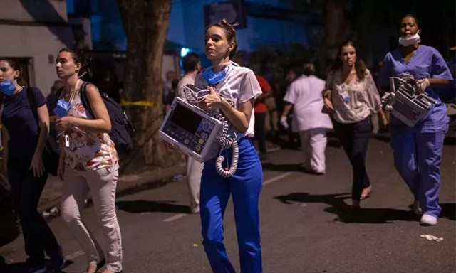 medical workers carry medical equipment to ambulances transferring patients during a fire at the badim private hospital in tijuca rio de janeiro on thursday night photo afp medical workers carry medical equipment to ambulances transferring patients during a fire at the badim private hospital in tijuca rio de janeiro on thursday night photo afp