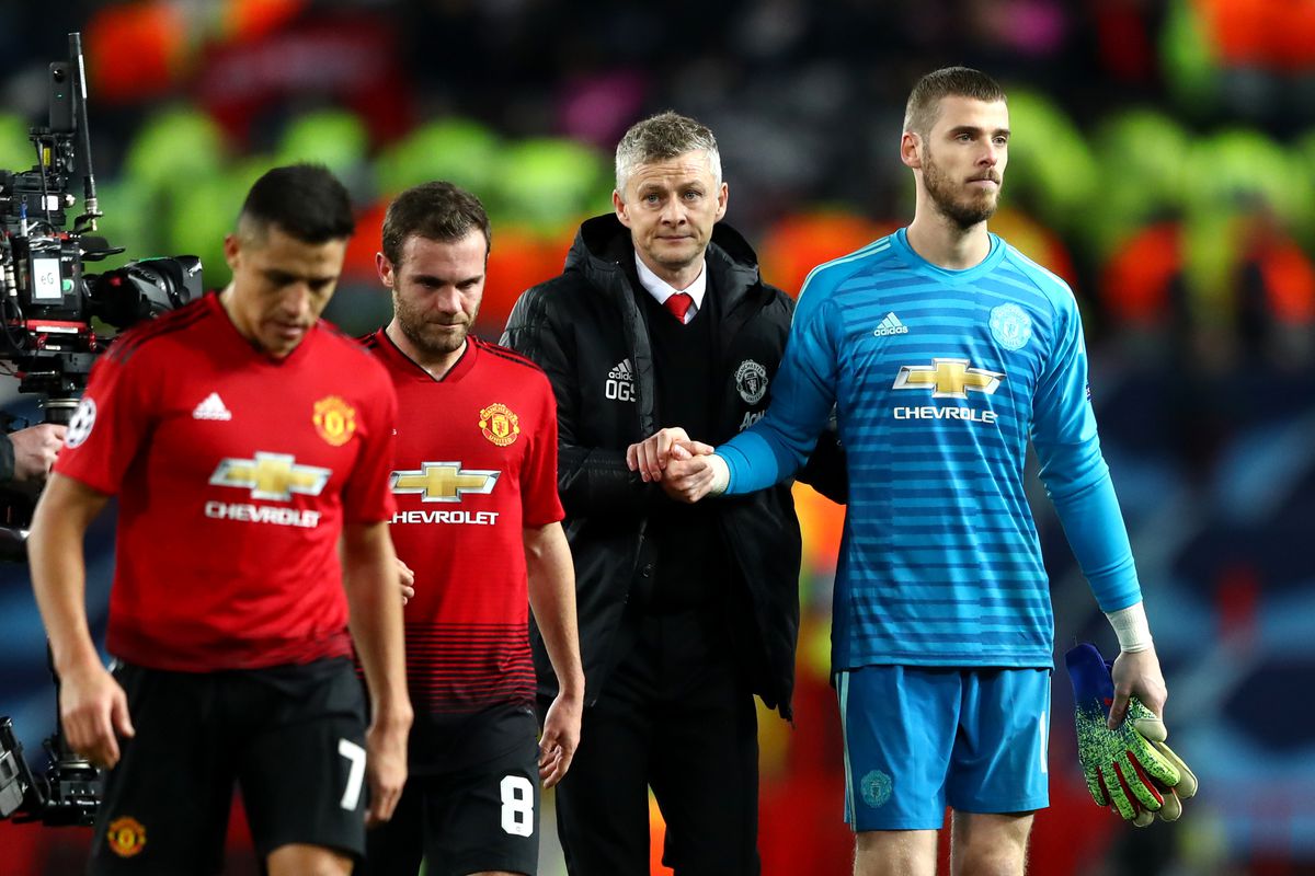 hanging in middle united hoped the spanish international would sign a new deal before the season began but are still waiting for de gea to put pen to paper photo afp