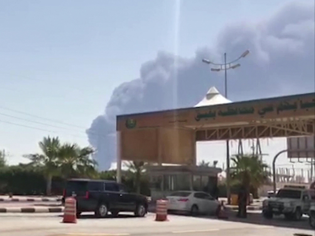 smoke billows from an aramco oil facility in abqaiq about 60km 37 miles southwest of dhahran in saudi arabia 039 s eastern province on september 14 2019 photo afp