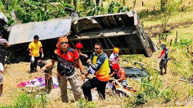 rescue workers standing next to a flatbed truck after it fell into a ravine in t 039 boli town south cotabato province in southern island of mindanao on sep 17 2019 photo afp