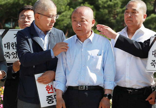 lee ju young deputy speaker of the national assembly stands with hwang kyo ahn the main opposition liberty korea party chairman after getting his head shaved to protest the recent appointment of the justice minister cho kuk in seoul south korea photo reuters