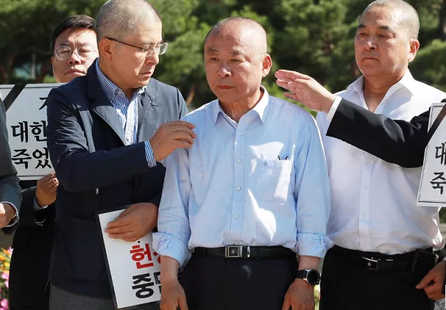 lee ju young deputy speaker of the national assembly stands with hwang kyo ahn the main opposition liberty korea party chairman after getting his head shaved to protest the recent appointment of the justice minister cho kuk in seoul south korea photo reuters lee ju young deputy speaker of the national assembly stands with hwang kyo ahn the main opposition liberty korea party chairman after getting his head shaved to protest the recent appointment of the justice minister cho kuk in seoul south korea photo reuters