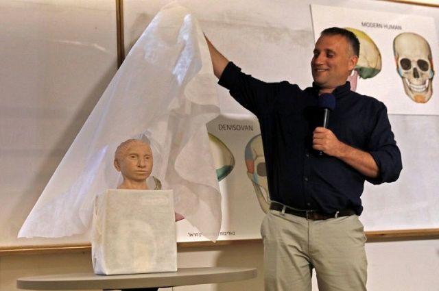 israeli professor liran carmel of the hebrew university in jerusalem reveals the first model of man 039 s long lost denisovan cousin on september 19 2019 photo afp