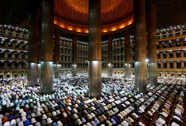 muslim majority indonesians pray on the first day of eid photo reuters