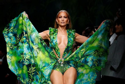 jennifer lopez closes versace milan show in that jungle dress jennifer lopez closes versace milan show in that jungle dress