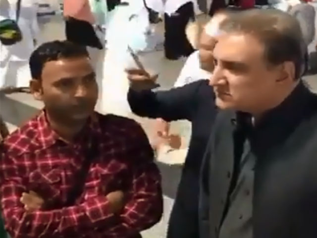 foreign minister shah mehmood qureshi with the kashmiri man in saudi arabia photo screen grab