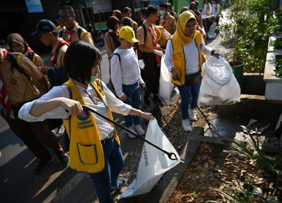 activists get down and dirty clearing rubbish on mass cleanup day