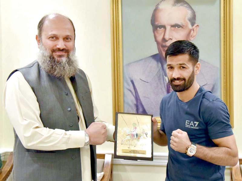 chief minister jam kamal presents a shield to boxer muhammad waseem photo app