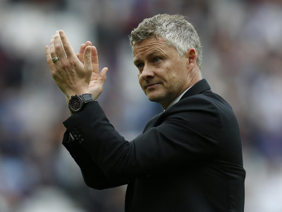 man united reassure fans that trophies are top priority