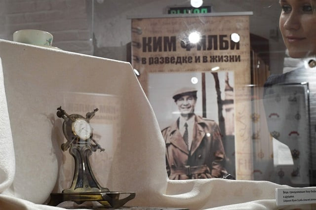 in this file photo taken on september 29 2017 in moscow a woman looks at personal belongings of british kgb agent kim philby during the exhibition quot kim philby in espionage and in life quot at the russian historical society fresh details of one of britain 039 s biggest cold war spy scandals in which a network of soviet agents stole prized naval intelligence secrets emerged in newly released secret files on tuesday september 24 photo afp in this file photo taken on september 29 2017 in moscow a woman looks at personal belongings of british kgb agent kim philby during the exhibition quot kim philby in espionage and in life quot at the russian historical society fresh details of one of britain 039 s biggest cold war spy scandals in which a network of soviet agents stole prized naval intelligence secrets emerged in newly released secret files on tuesday september 24 photo afp