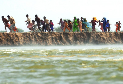inaugural training session people prepare to put up a fight against floods