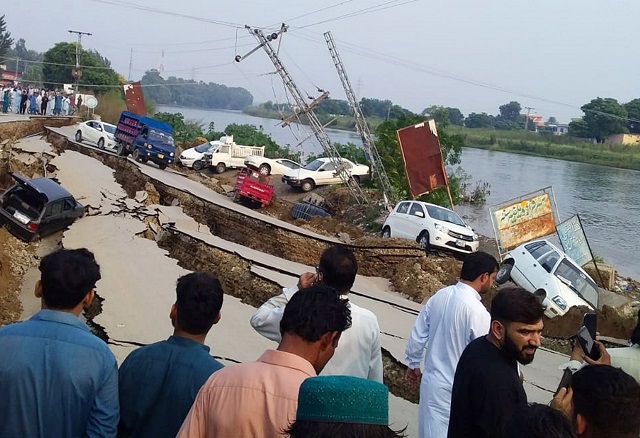at least 30 dead 452 injured as earthquake jolts ajk punjab