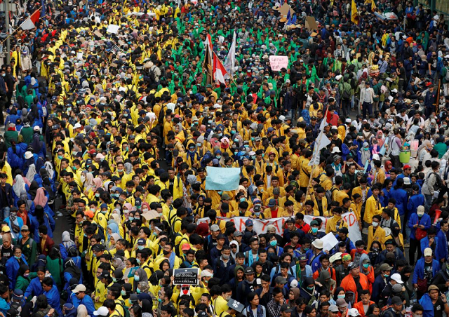 university students take part in a protest outside the indonesian parliament building in jakarta indonesia photo reuters university students take part in a protest outside the indonesian parliament building in jakarta indonesia photo reuters